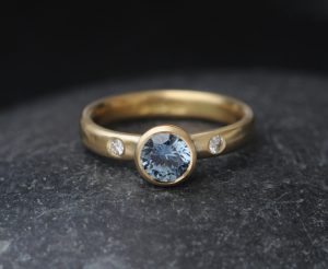 1 carat montana sapphire ring with 2 diamonds in 18K yellow gold