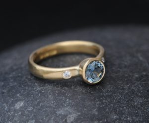 1 carat montana sapphire ring with 2 diamonds in 18K yellow gold