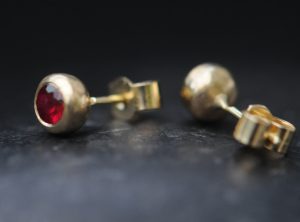 ruby 4mm stud earrings 18K yellow gold