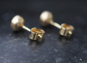ruby 4mm stud earrings 18K yellow gold