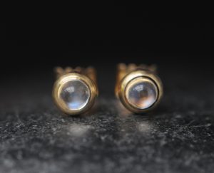 moonstone cab stud earrings 18K YG