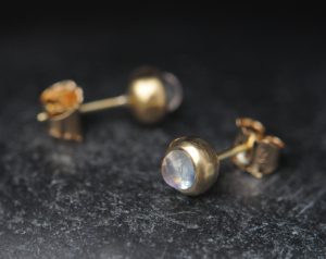 moonstone cab stud earrings 18K YG