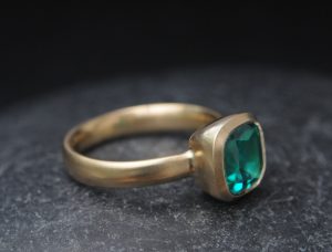 Lab-emerald-8mm-cushion-ring-in-18K-gold-side-2