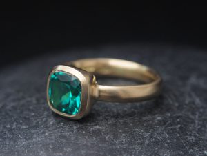 Lab-emerald-8mm-cushion-ring-in-18K-gold-side