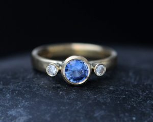 blue-sapphire-with-2-x-3mm-diamonds-18K-yellow-gold-ring