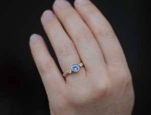 blue-sapphire-with-2-x-3mm-diamonds-18K-yellow-gold-ring-on-hand