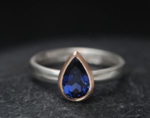lab-blue-sapphire-pear-cut-18K-Rose-gold-and-silver-band