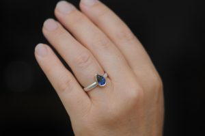 lab-blue-sapphire-pear-cut-18K-Rose-gold-and-silver-band