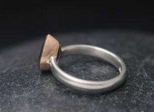 lab-blue-sapphire-pear-cut-18K-Rose-gold-and-silver-band