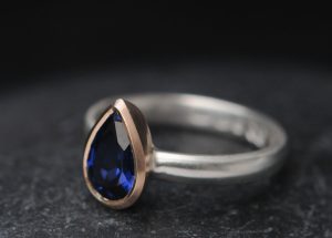 lab-blue-sapphire-pear-cut-18K-Rose-gold-and-silver-band
