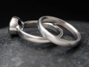 montana-sapphire-7mm-wedding-set-in-platinum
