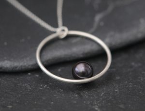 black-pearl-hoop-necklace-in-silver-