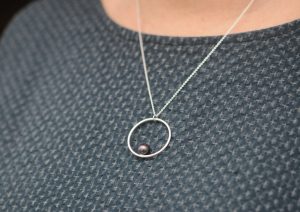 black-pearl-hoop-necklace-in-silver-on-model-close-up