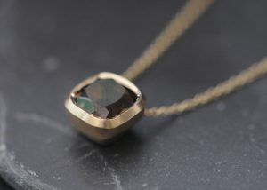 smoky-quartz-8mm-cushion-cut-necklace-in-9k-yellow-gold-4