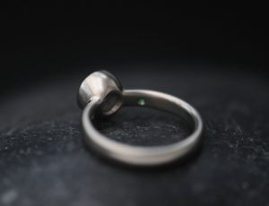 lab-diamond-1ct-ring-with-2-emeralds-in-18K-white-gold-reverse