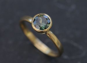 Australian-green-sapphire-bezel-set-in-18K-yellow-gold