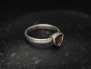 rhodolite-garnet-7mm-trillion-ring-silver-side