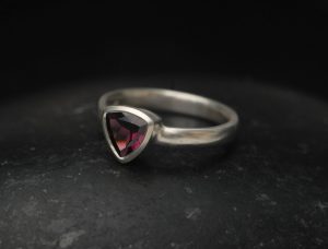 rhodolite-garnet-7mm-trillion-ring-silver