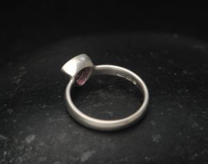 rhodolite-garnet-7mm-trillion-ring-silver-back