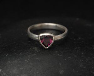 rhodolite-garnet-7mm-trillion-ring-silver-front
