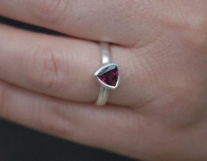rhodolite-garnet-7mm-trillion-ring-silver-on-hand-2