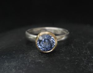 Cornflower-blue-lab-sapphire-8mm-set-in-18K-yellow-gold-silver-band-front