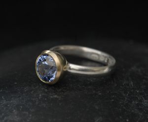 Cornflower-blue-lab-sapphire-8mm-set-in-18K-yellow-gold-silver-band-side