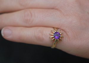 purple-amethyst-sea-urchin-ring-in-18K-gold-on-hand