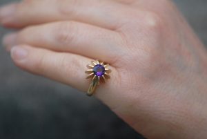 purple-amethyst-sea-urchin-ring-in-18K-gold-on-hand