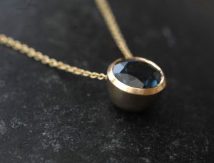 London-blue-topaz-8mm-cup-necklace-in-18K-yellow-gold-close-up-2