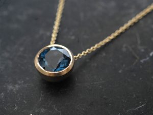 London-blue-topaz-8mm-cup-necklace-in-18K-yellow-gold-close-up