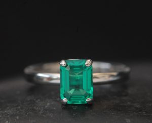 lab-emerald-cut-emerald-8x6-ring-in-platinum-front