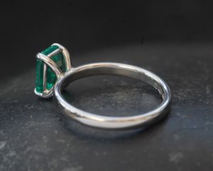 lab-emerald-cut-emerald-8x6-ring-in-platinum-reverse