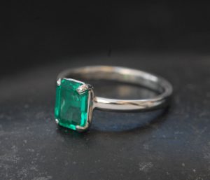lab-emerald-cut-emerald-8x6-ring-in-platinum-right-side-