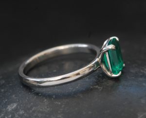 lab-emerald-cut-emerald-8x6-ring-in-platinum-side