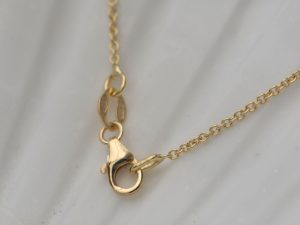 gold-chain-fastening