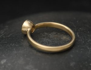 brown-diamond-5mm-bezel-set-ring-in-18K-yellow-gold-reverse