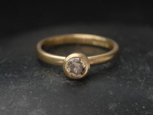 brown-diamond-5mm-ring-in-18K-yellow-gold-front