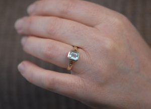 green-amethyst-octagon-cut-split-shank-ring-in-9K-yellow-gold-side-angle