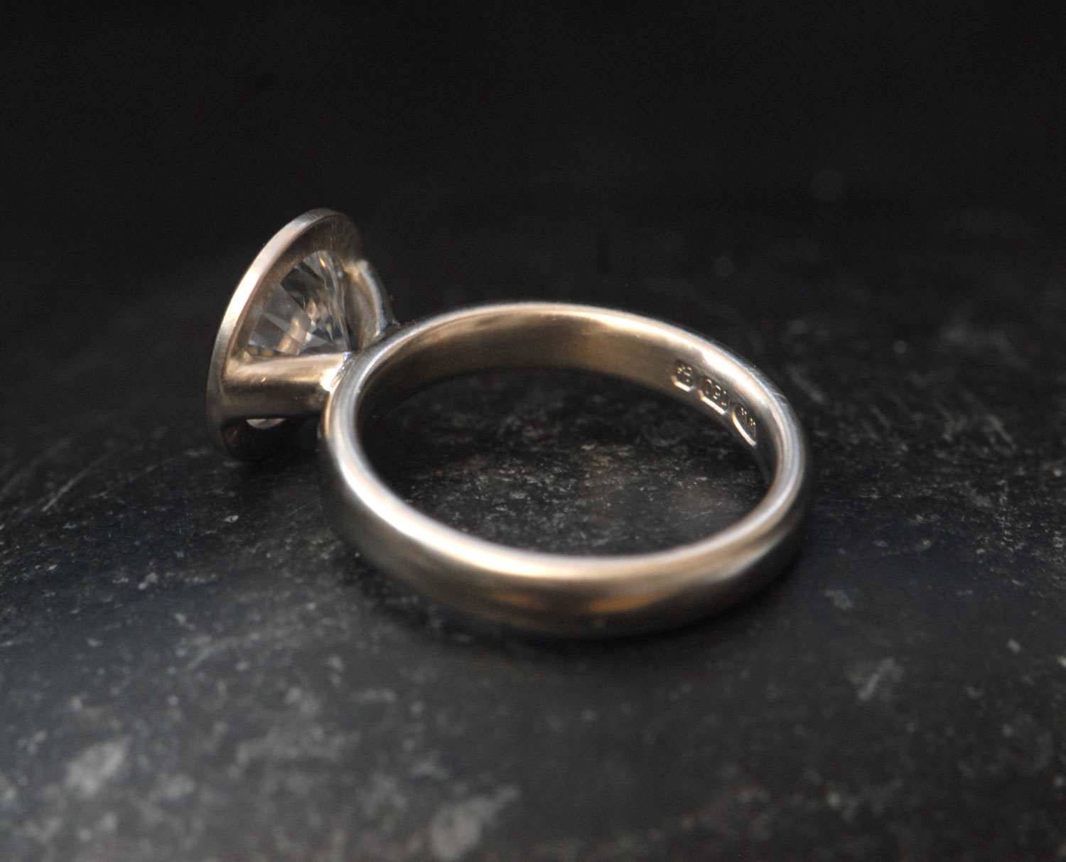 lab-diamond-8mm-halo-ring-in-18K-white-gold-reverse