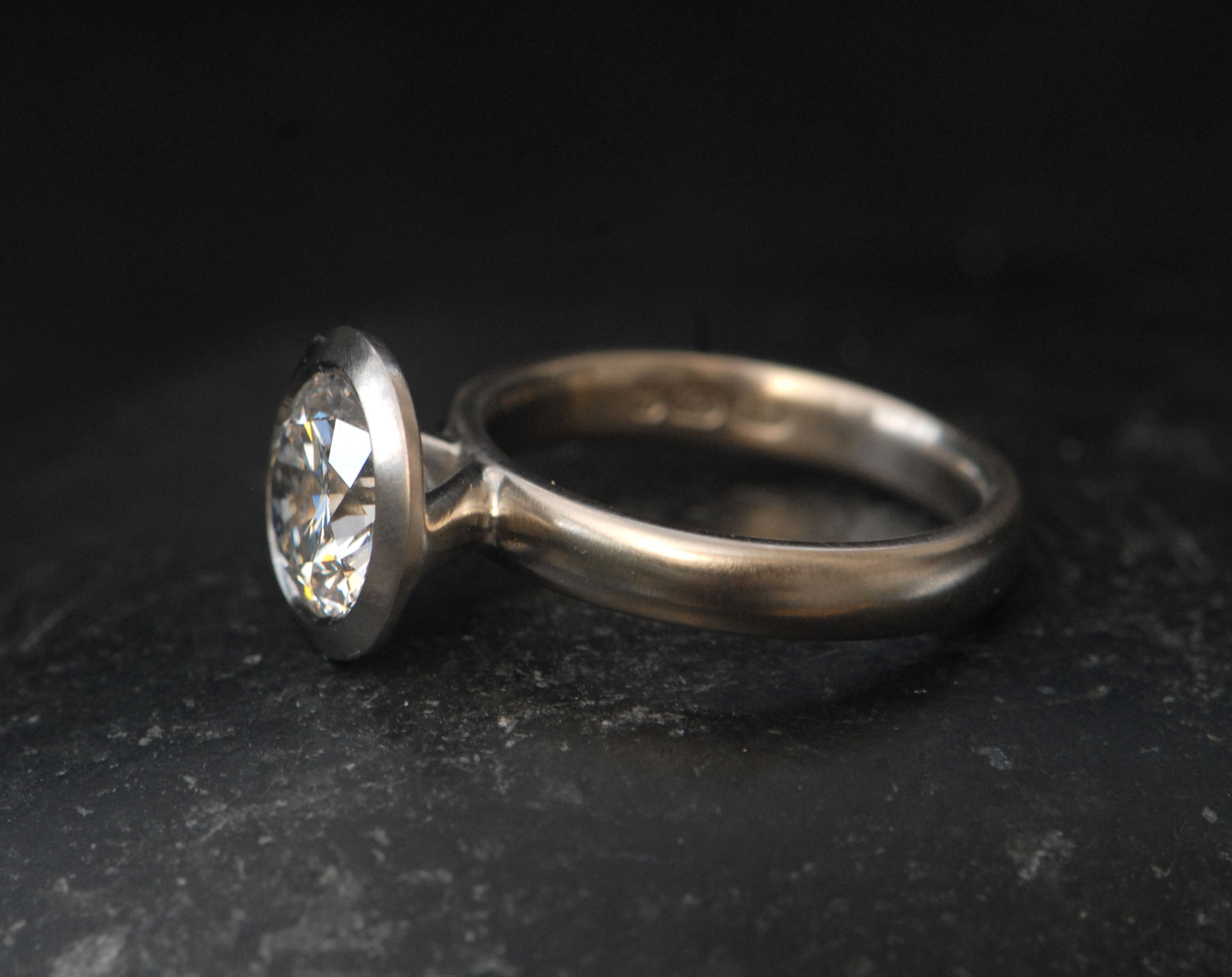 lab-diamond-8mm-halo-ring-in-18K-white-gold-reverse