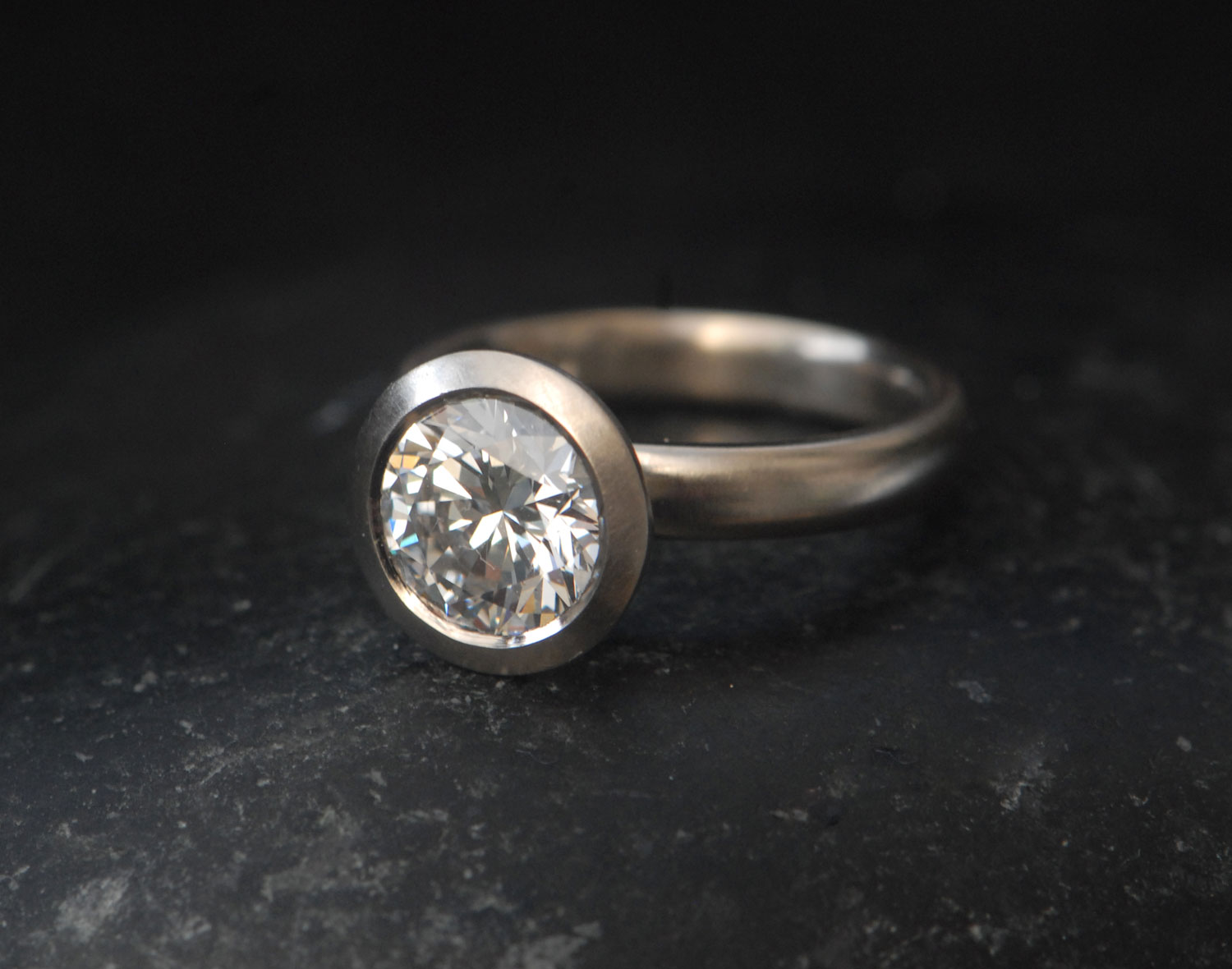 lab-diamond-8mm-halo-ring-in-18K-white-gold-side