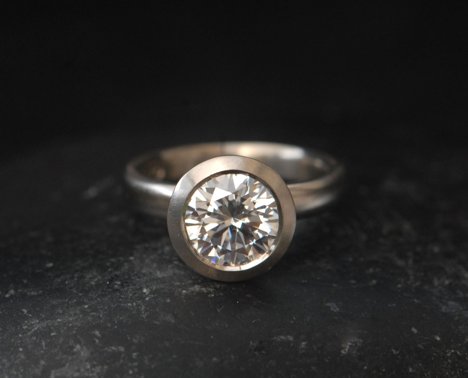lab-diamond-8mm-halo-ring-in-18K-white-gold