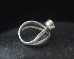 swiss-blue-topaz-wave-ring-in-silver-reverse