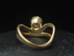 lab-diamond-curved-double-band-ring-in-18K-yellow-gold-reverse