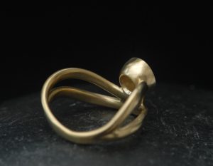 lab-diamond-curved-double-band-ring-in-18K-yellow-gold-reverse-side
