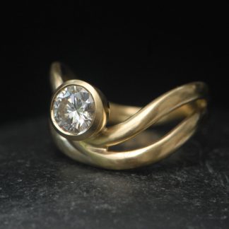 lab-diamond-curved-double-band-ring-in-18K-yellow-gold-side-on