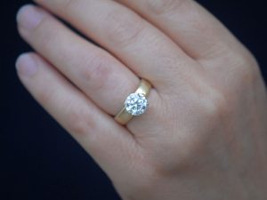2.5-carat-lab-diamond-ring-5mm-band18K-yellow-gold-on-hand