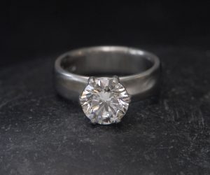 lab-diamond-2.5ct-in-platinum-5mm-band