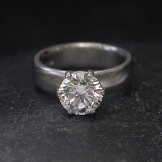 lab-diamond-2.5ct-in-platinum-5mm-band